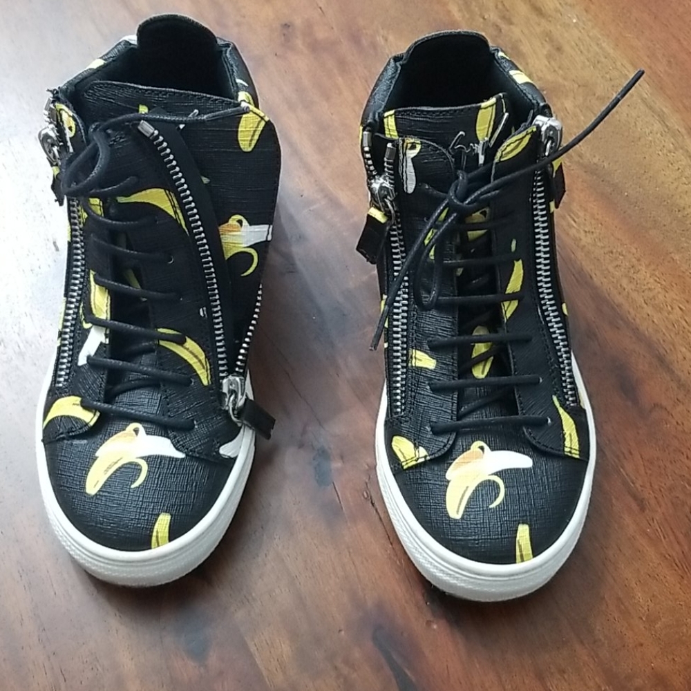 Kids sneakers
